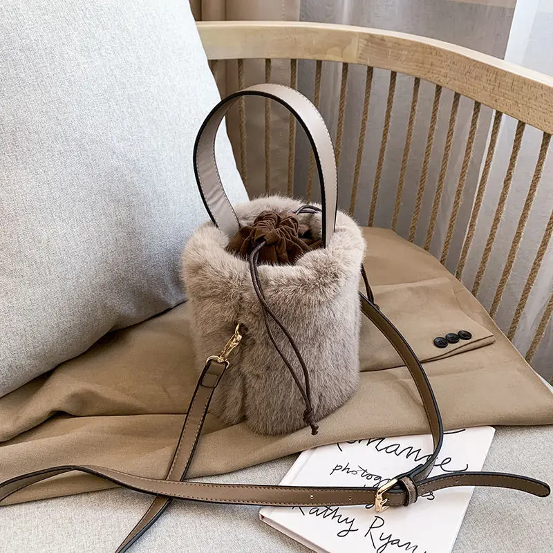 Fashionable Versatile Wool Shoulder Bag 2022 Winter New Small Bag Women's School Plush Crossbody Bag Bucket Bag
Fashionable Versatile Wool Shoulder Bag 2022 Winter New Small Bag Women's School Plush Crossbody Bag Bucket Bag
