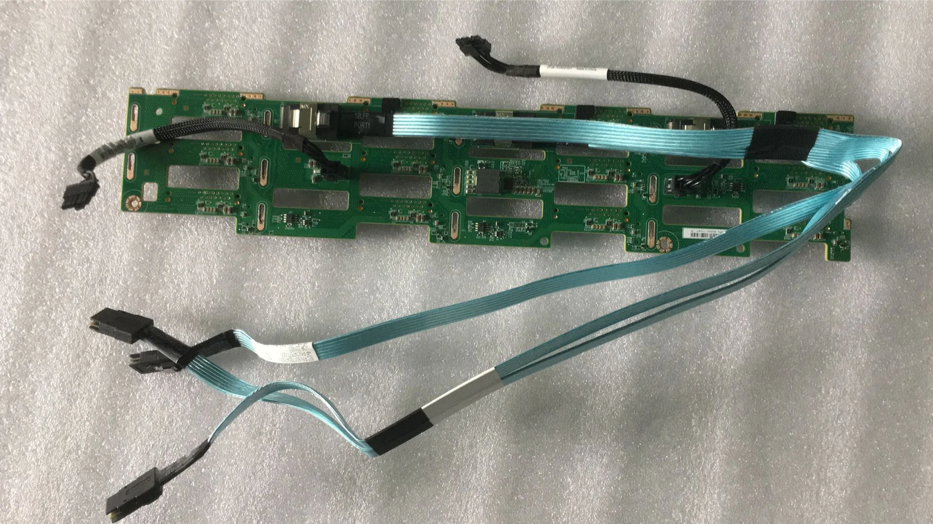 HP DL380 DL388 G9 12x742794 дюйма LFF объединительная плата 777284-001-001 с кабелями
HP DL380 DL388 G9 12x742794 дюйма LFF объединительная плата 777284-001-001 с кабелями