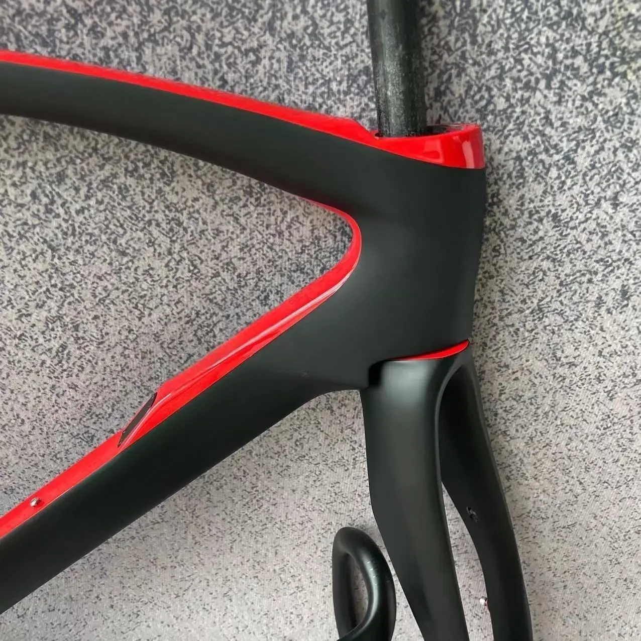 Carbon Fiber Frame Matte Black Red T1100 Bike Frame Bicycle Frame V/Disc Brake With Hnadlebar Fit Di2 Made in Taiwan
Carbon Fiber Frame Matte Black Red T1100 Bike Frame Bicycle Frame V/Disc Brake With Hnadlebar Fit Di2 Made in Taiwan