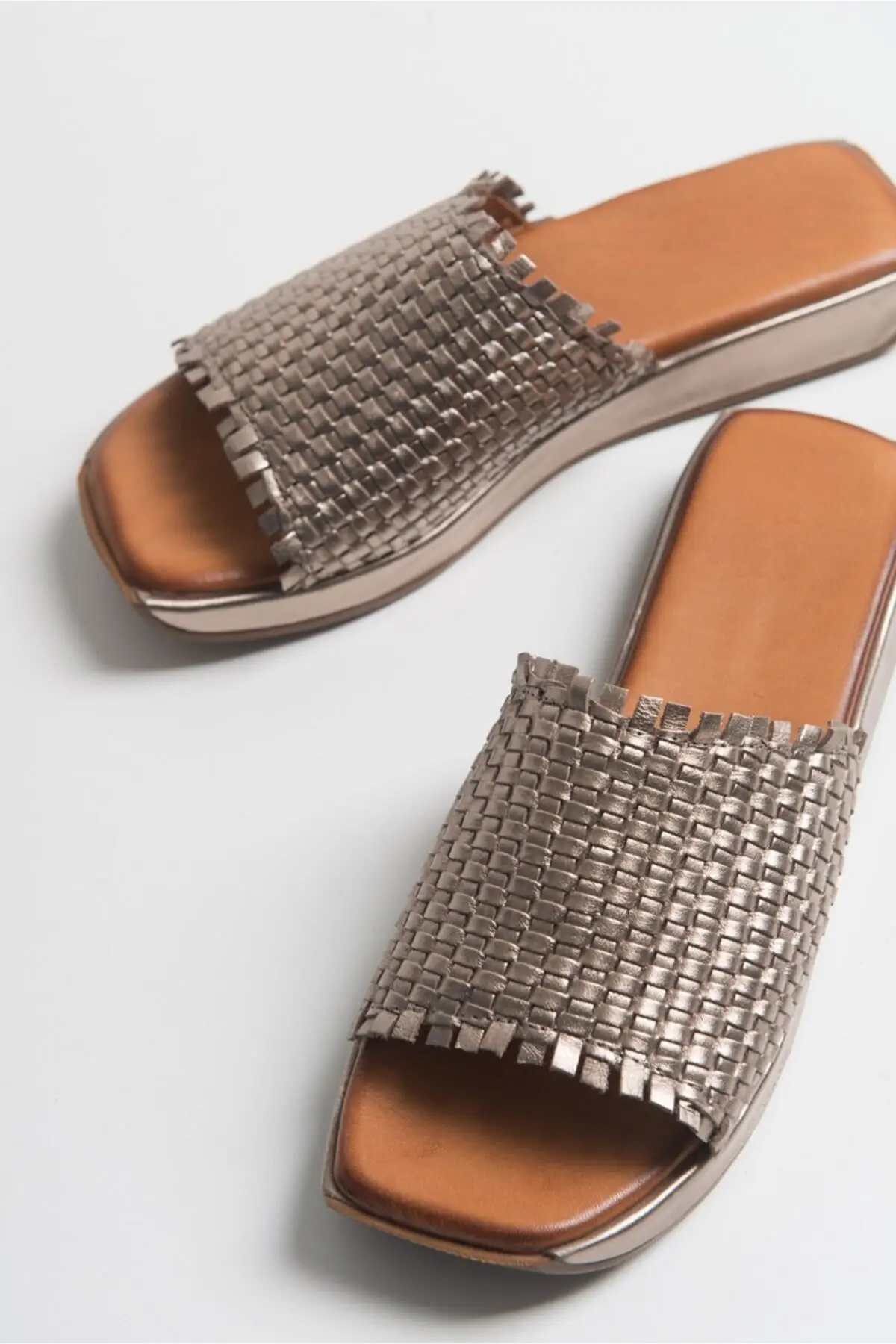 Women's Brown Genuine Leather Slippers 
Women's Brown Genuine Leather Slippers