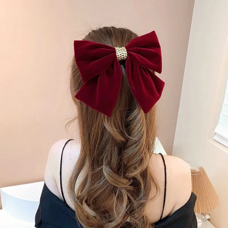 Головной убор из красного бархата с большой бабочкой
Головной убор из красного бархата с большой бабочкой