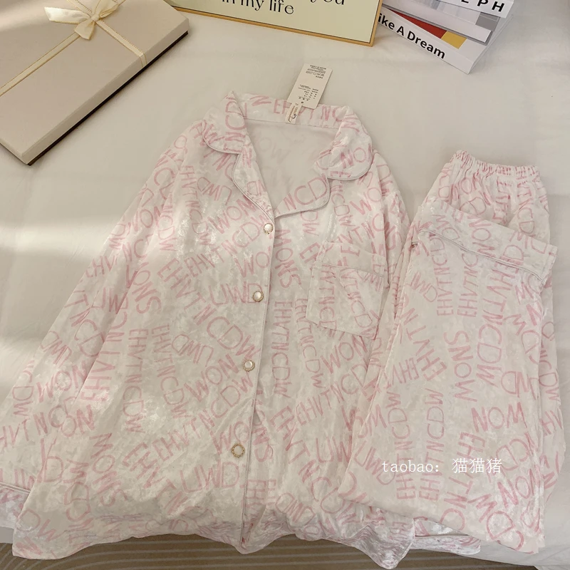 Высококачественная Золотая Бархатная Пижама с надписью, Женская осенне-зимняя одежда для сна с длинным рукавом, милая Домашняя одежда, костюм, верхняя одежда
Высококачественная Золотая Бархатная Пижама с надписью, Женская осенне-зимняя одежда для сна с длинным рукавом, милая Домашняя одежда, костюм, верхняя одежда