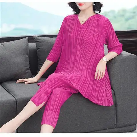 Young mother summer two-piece suit 40-year-old 50-wide lady noble middle-aged women's pleated large size belly cover suit
Young mother summer two-piece suit 40-year-old 50-wide lady noble middle-aged women's pleated large size belly cover suit