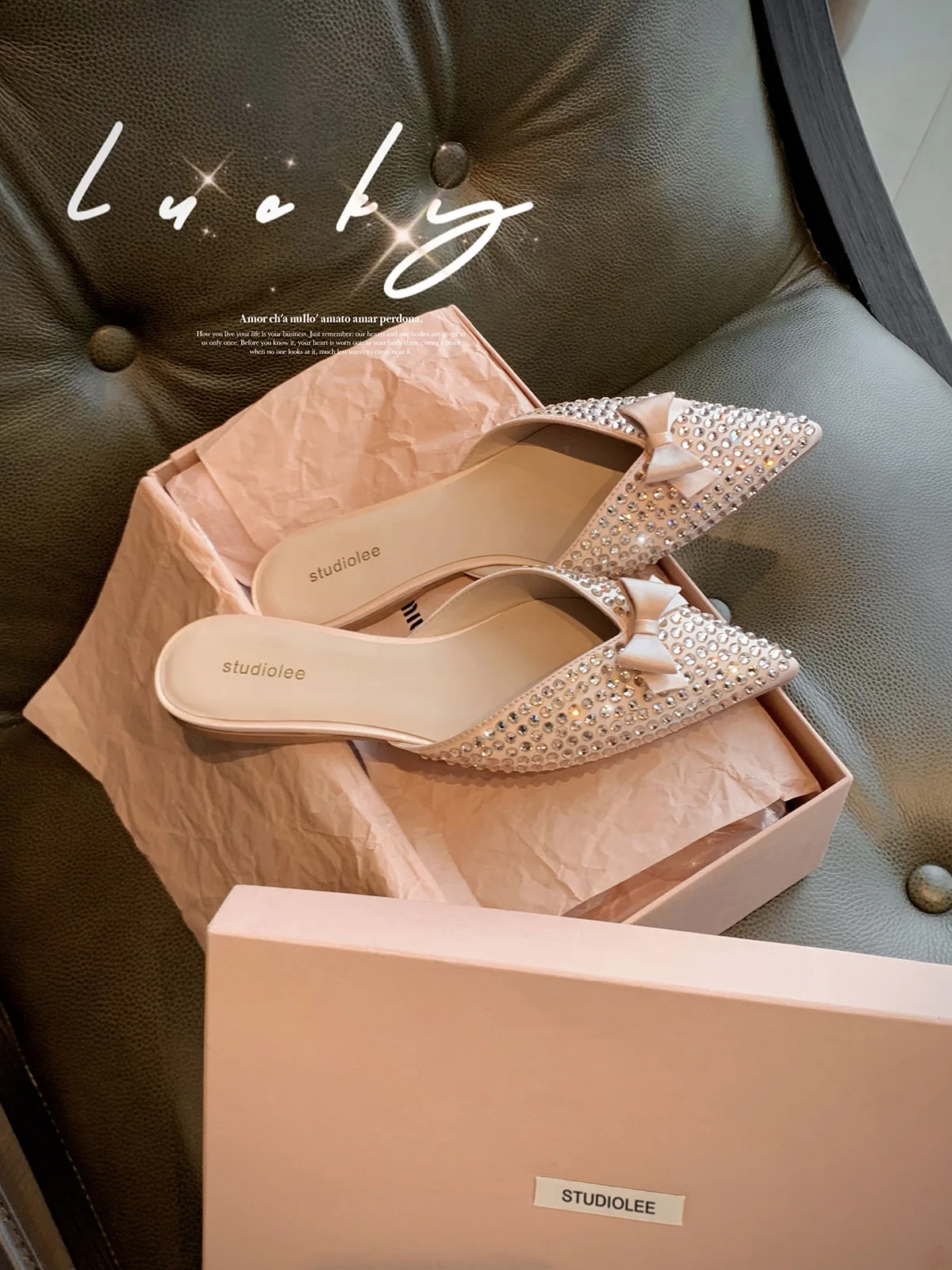 Sexy Pointy V Shaped Shallow Sandals Ladies Bow Fashion Flat Cool Slippers Rhinestone Inlaid Cloth Surface Low Heel Sandalias
Sexy Pointy V Shaped Shallow Sandals Ladies Bow Fashion Flat Cool Slippers Rhinestone Inlaid Cloth Surface Low Heel Sandalias