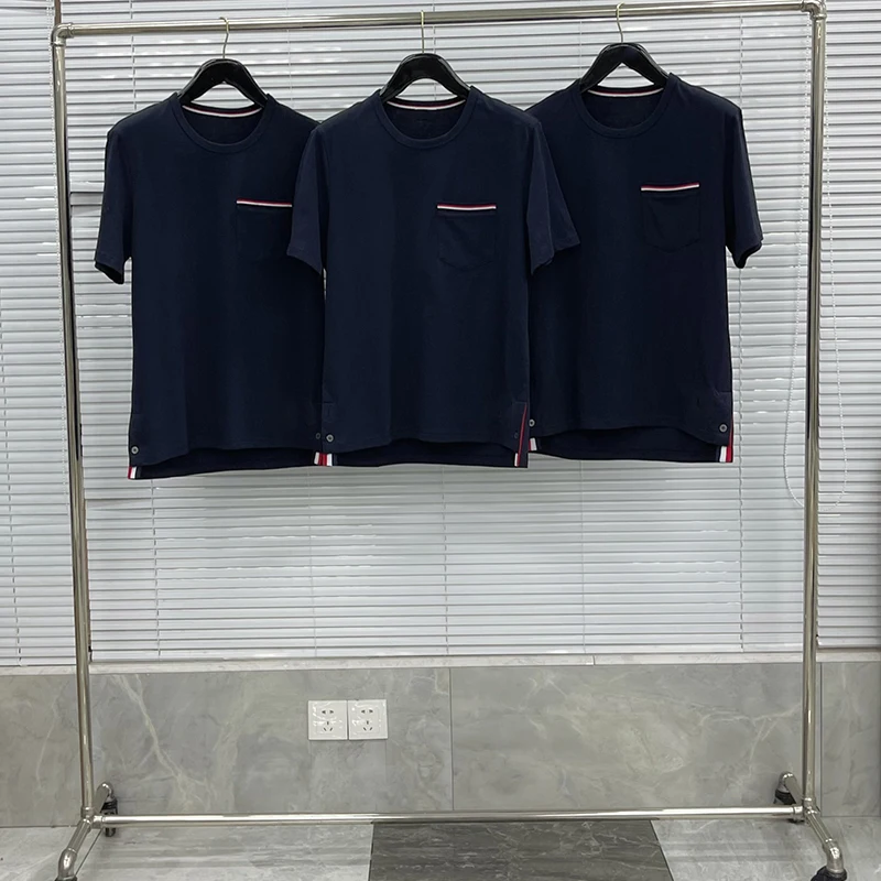Summe TB Tshirts Luxury Brand Pocket RWB Striped Design Men T-shirts High Quality Cotton Short Sleeve Leisure Women Tops Tshirt
Summe TB Tshirts Luxury Brand Pocket RWB Striped Design Men T-shirts High Quality Cotton Short Sleeve Leisure Women Tops Tshirt