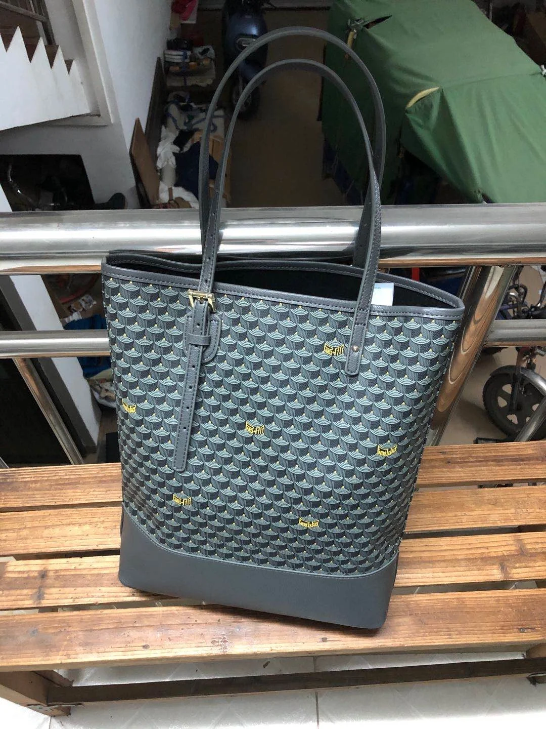 High Quality Hand Bag Large Capacity Shoulder Shopping Bag Casual Waterproof PVC Tote Wallet Purses Vertical Tote
High Quality Hand Bag Large Capacity Shoulder Shopping Bag Casual Waterproof PVC Tote Wallet Purses Vertical Tote