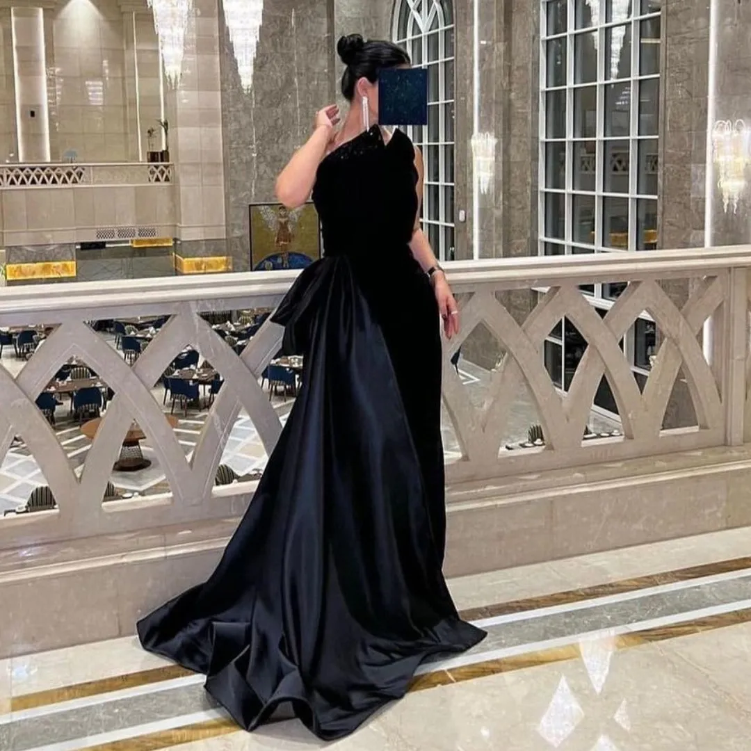 VD Black Sheath Prom Dresses Beaded Tiered Neckline Saudi Arabia Women Wear Flutters Train Evening Party Formal Vestidos 
VD Black Sheath Prom Dresses Beaded Tiered Neckline Saudi Arabia Women Wear Flutters Train Evening Party Formal Vestidos