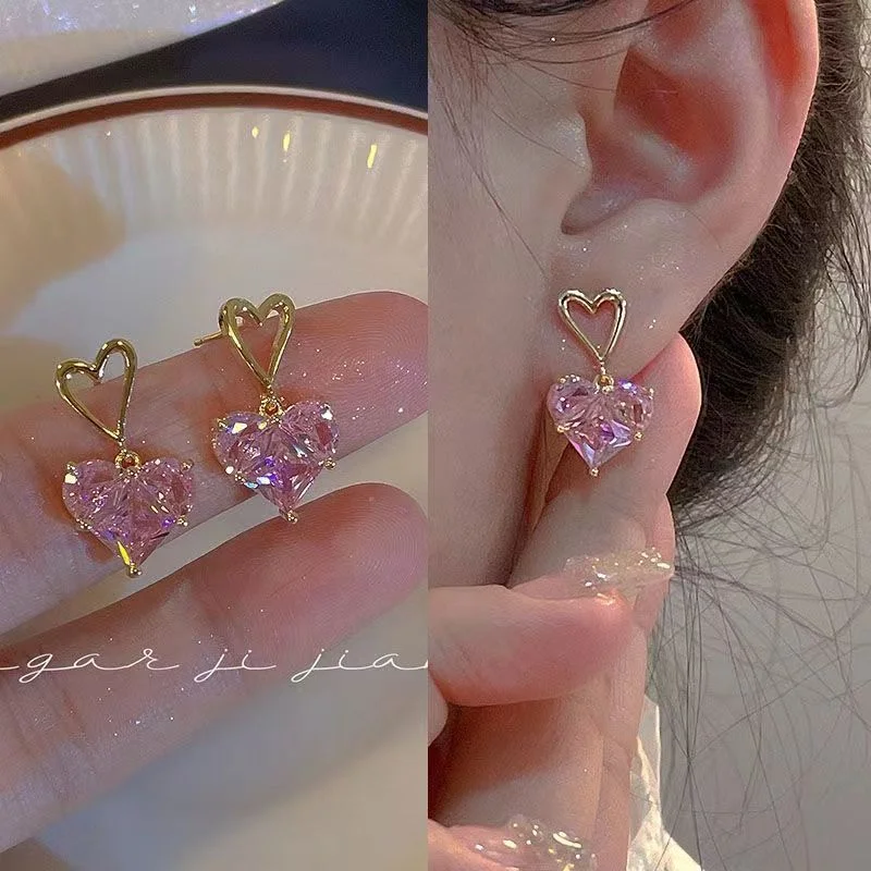2022 Korean Fashion Women's Temperament Jewelry Pink Heart Shaped Zircon Earrings for Women's Engagement Gold Pendant Earrings
2022 Korean Fashion Women's Temperament Jewelry Pink Heart Shaped Zircon Earrings for Women's Engagement Gold Pendant Earrings