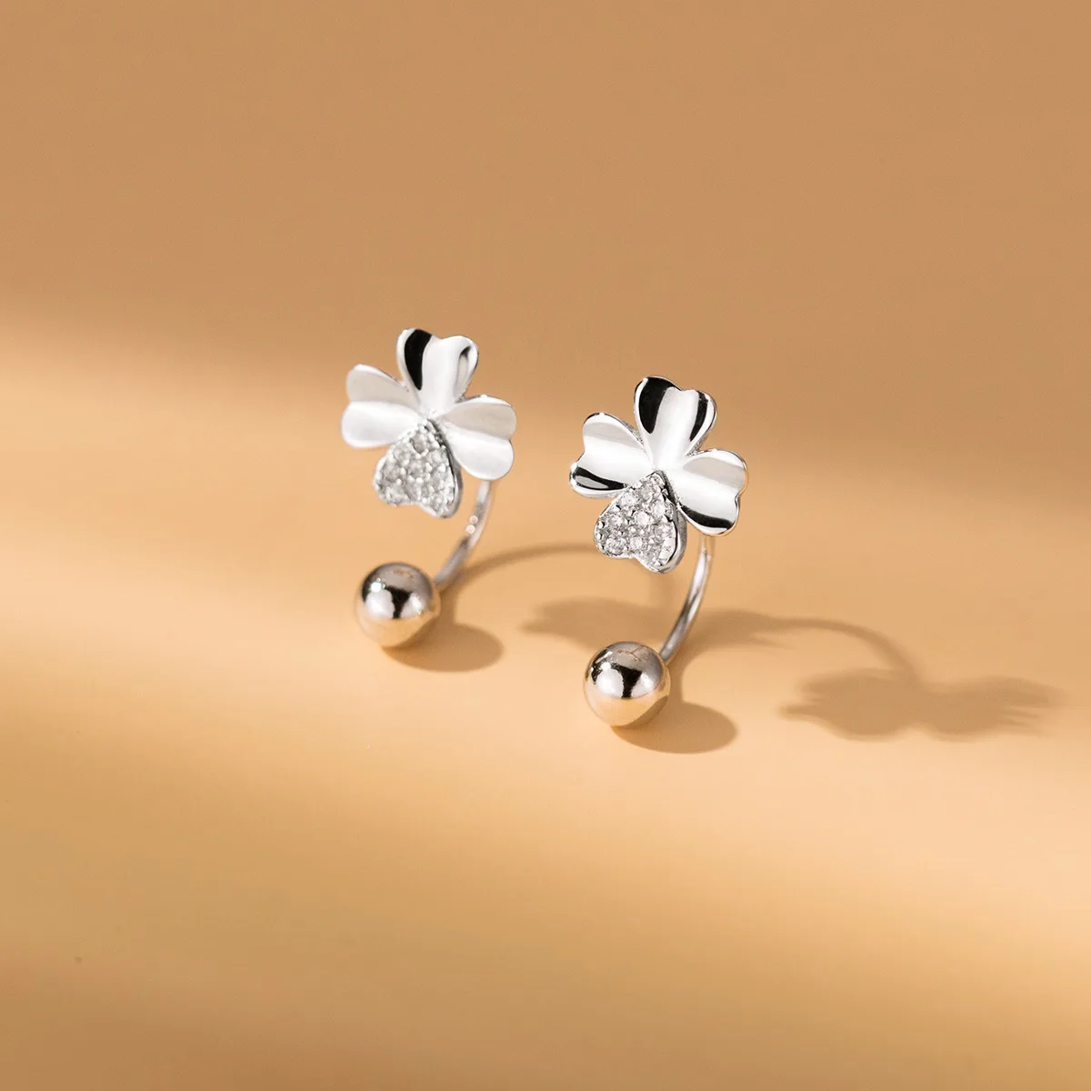 TOYOOSKY 100%S925 Silver Simple Diamond Set Four Petal Flower Female Ear Hook Small Fresh Girl Fashion Jewelry Gift Temperament
TOYOOSKY 100%S925 Silver Simple Diamond Set Four Petal Flower Female Ear Hook Small Fresh Girl Fashion Jewelry Gift Temperament