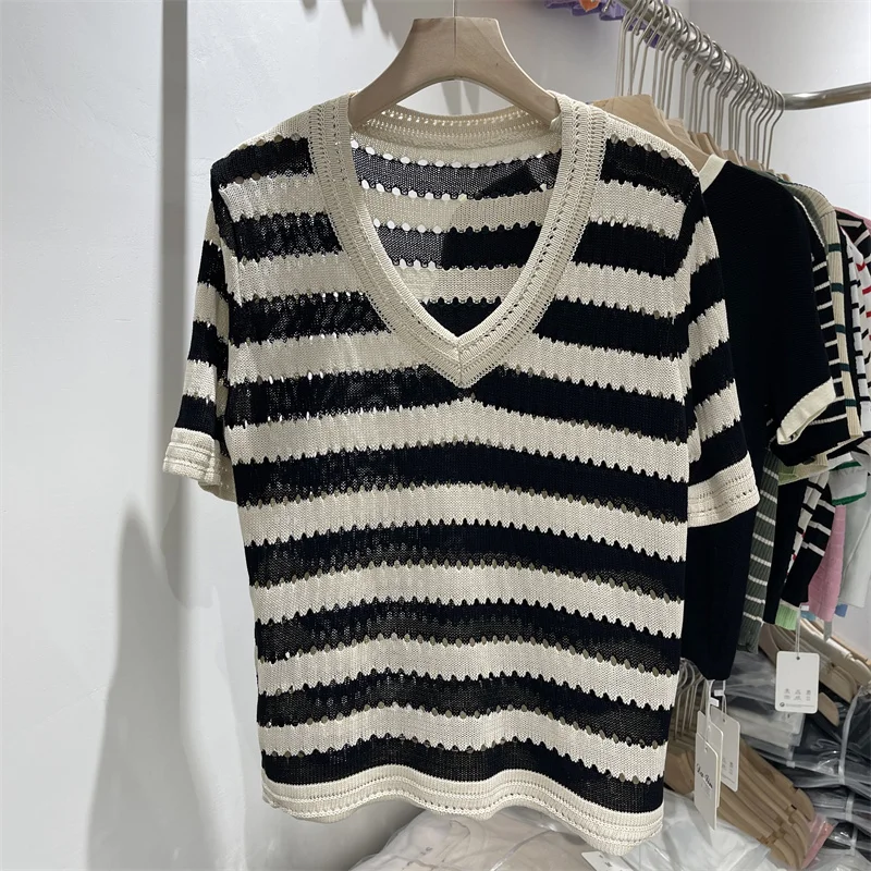 Summer new black and white stripe T-shirt female show thin hollow out thin commuting temperament knitting
Summer new black and white stripe T-shirt female show thin hollow out thin commuting temperament knitting