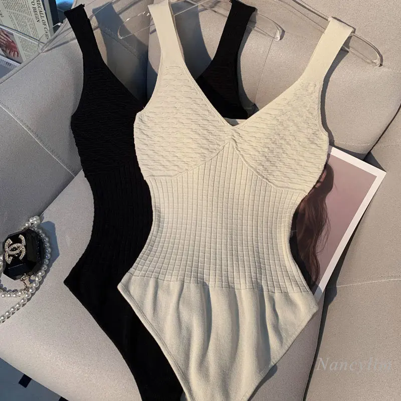 Пикантная майка с высокой вилкой женский облегающий эластичный трикотажный топ с V-образным вырезом Белый Черный праздничный стиль 2023
Пикантная майка с высокой вилкой женский облегающий эластичный трикотажный топ с V-образным вырезом Белый Черный праздничный стиль 2023