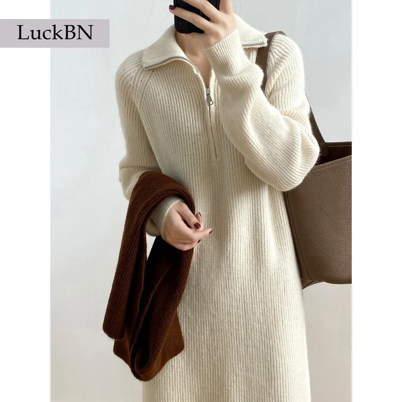 Вязаное платье-свитер средней длины на молнии с длинным рукавом
Вязаное платье-свитер средней длины на молнии с длинным рукавом