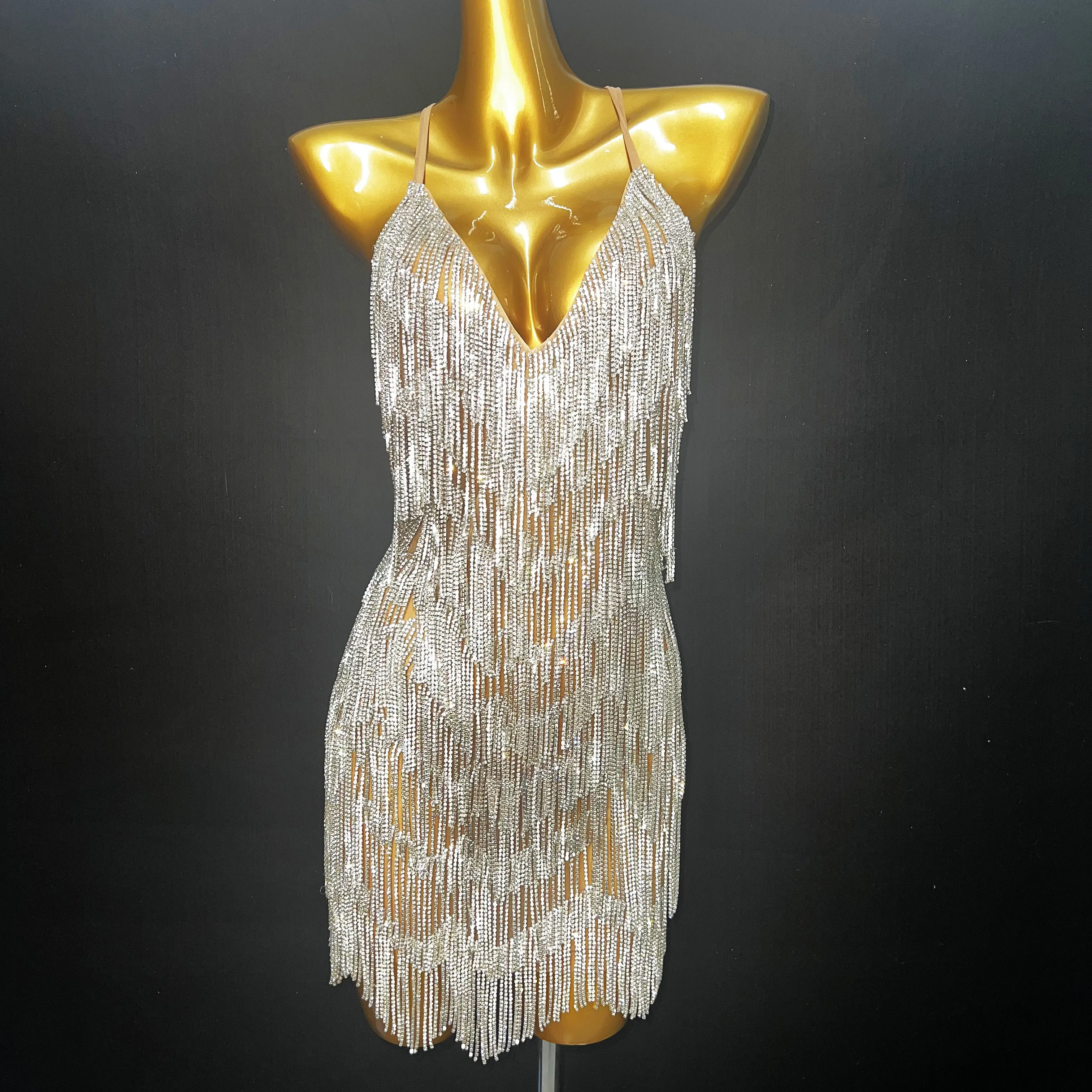 luxurious Silver Crystals Chains Transparent V-neck Backless Dress Fashion Stones Design Performance See Through Outfit Costume
luxurious Silver Crystals Chains Transparent V-neck Backless Dress Fashion Stones Design Performance See Through Outfit Costume