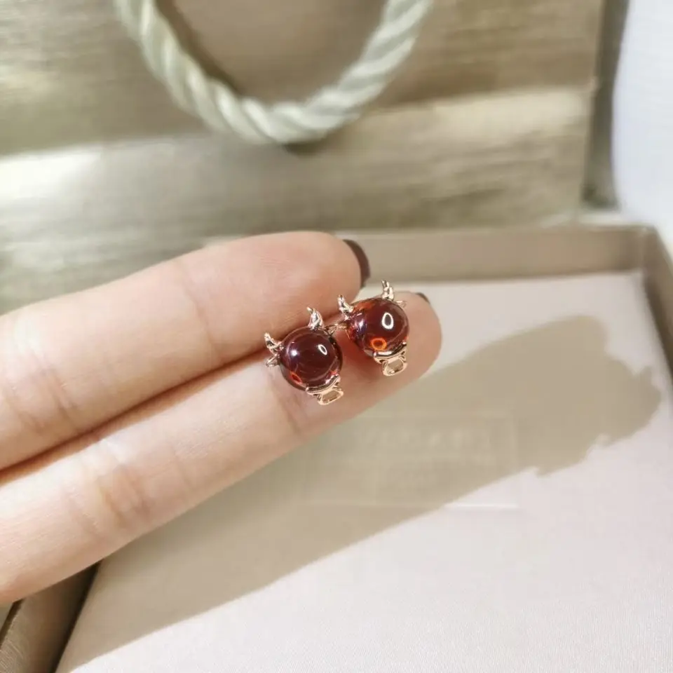 Новый натуральный гранат 2021 год быка модный стиль счастливая корова уши ногти праздничный подарок
Новый натуральный гранат 2021 год быка модный стиль счастливая корова уши ногти праздничный подарок