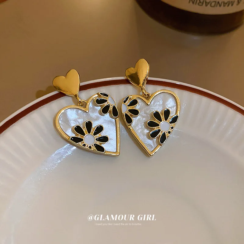 Fashion Gold Color Crystal Heart Earrings Statement Earring Geometric Earring for Women New Bijoux Jewelry Gifts
Fashion Gold Color Crystal Heart Earrings Statement Earring Geometric Earring for Women New Bijoux Jewelry Gifts