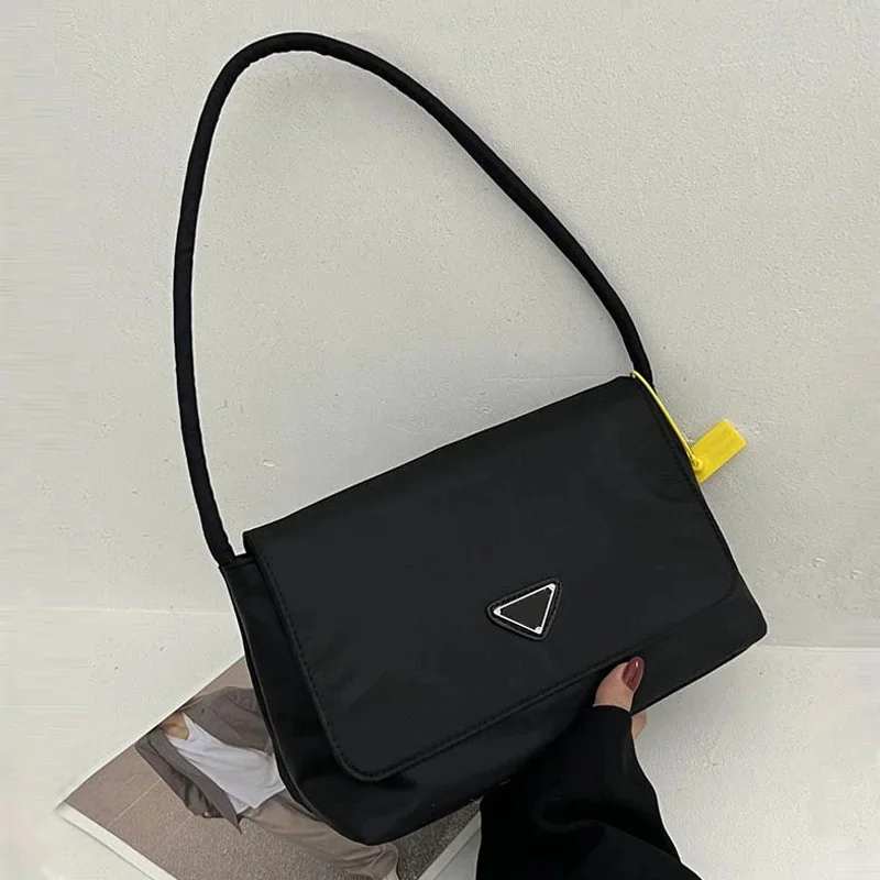 Brand Underarm Bag Women Luxury Designer Handbag Purses 2023 New In Nylon Material Fashion BOX Shape Spring Casual Sling Bags
Brand Underarm Bag Women Luxury Designer Handbag Purses 2023 New In Nylon Material Fashion BOX Shape Spring Casual Sling Bags