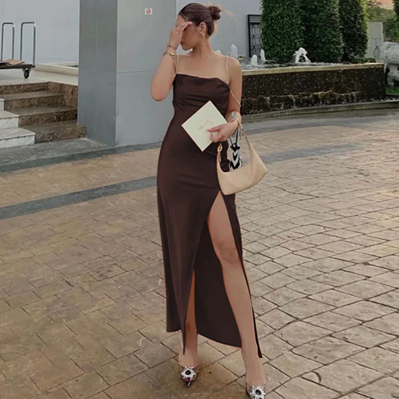 Женское атласное платье-комбинация с открытой спиной и разрезом
Женское атласное платье-комбинация с открытой спиной и разрезом