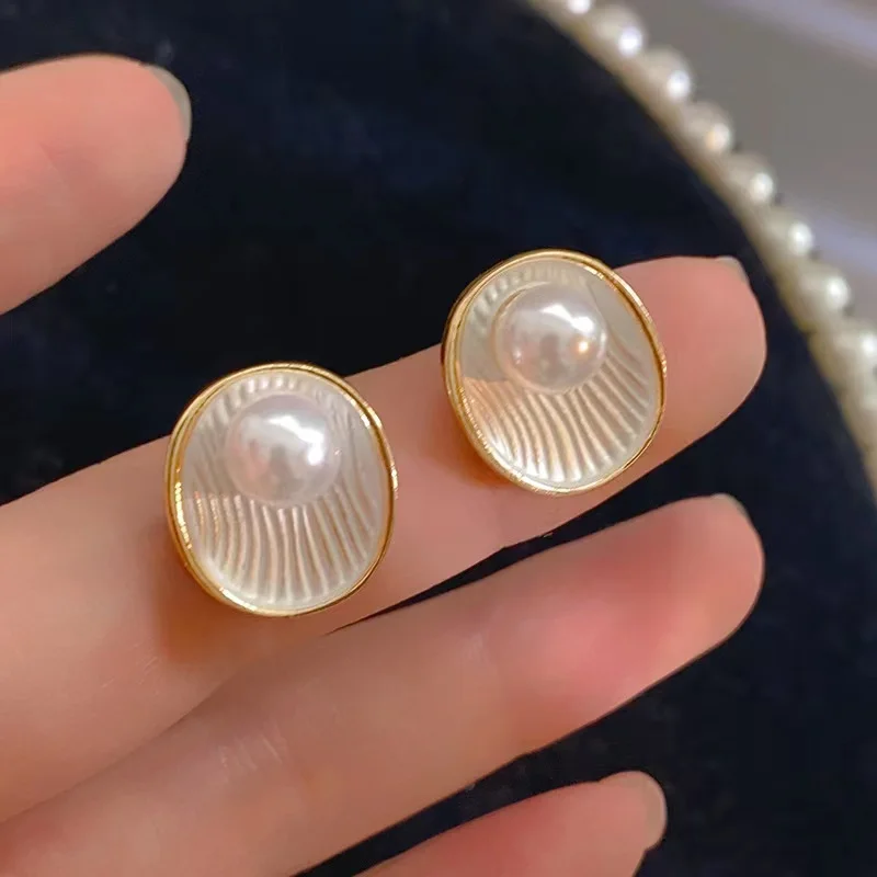 2023 New Fashion Trend Unique Design Elegant Delicate White Shell Pearl Earrings Women Jewelry Party Premium Gift Wholesale
2023 New Fashion Trend Unique Design Elegant Delicate White Shell Pearl Earrings Women Jewelry Party Premium Gift Wholesale