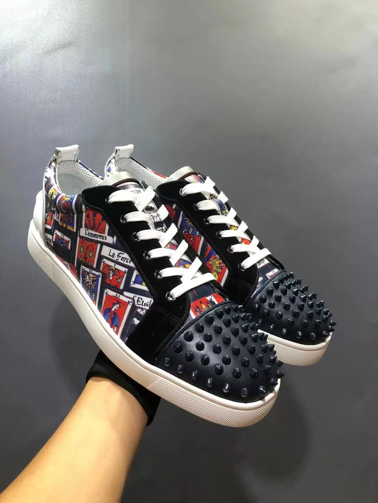 Luxury Shoes Red Bottom Shoes Leather Low Top Men's Shoes Lace Up Red Rivet Shoes Women's Casual Sneakers Couple Shoes
Luxury Shoes Red Bottom Shoes Leather Low Top Men's Shoes Lace Up Red Rivet Shoes Women's Casual Sneakers Couple Shoes