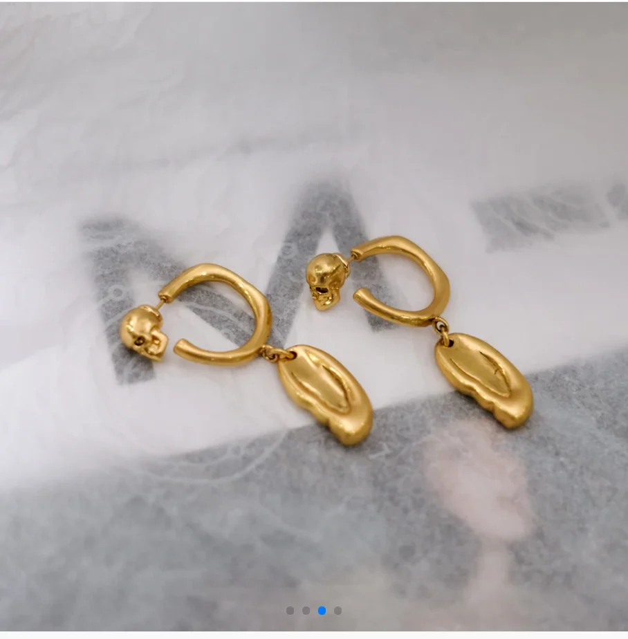 Европейские и американские ретро серьги-подвески в виде черепа в старинном стиле
Европейские и американские ретро серьги-подвески в виде черепа в старинном стиле