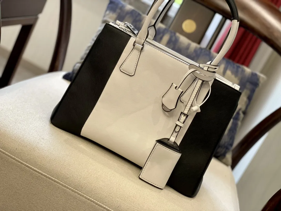 cowhide spring and summer new bag small Crossbody leather platinum bag versatile one shoulder portable mini women's bag
cowhide spring and summer new bag small Crossbody leather platinum bag versatile one shoulder portable mini women's bag
