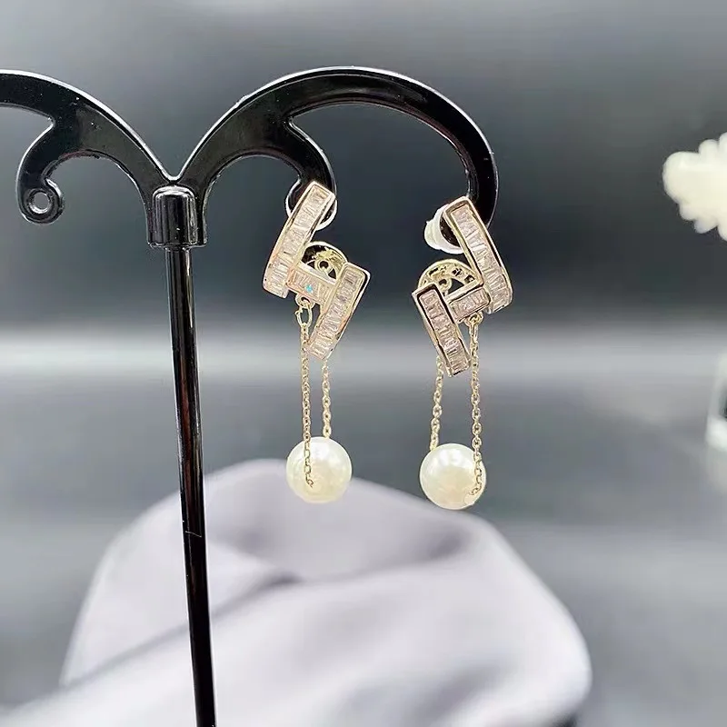 2022 New Design Hletter Chain Pearl Pendant Earrings Golden Color Zircon Fashion Jewelry Unusual Accessories Girls
2022 New Design Hletter Chain Pearl Pendant Earrings Golden Color Zircon Fashion Jewelry Unusual Accessories Girls