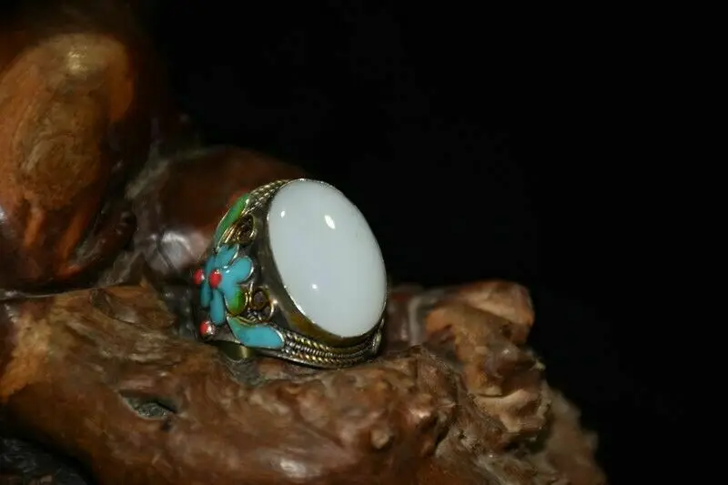 Изысканное кольцо ручной работы из искусственной кожи 
Изысканное кольцо ручной работы из искусственной кожи