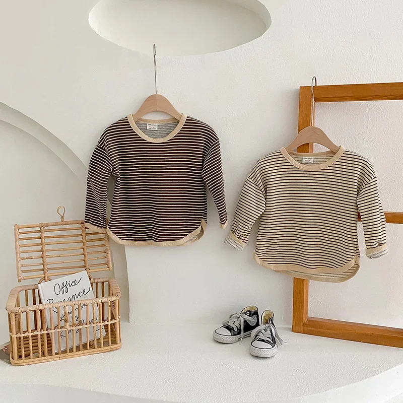 Осень 2023, Повседневная Свободная футболка в полоску для мальчиков и девочек, детский топ с длинным рукавом и круглым вырезом летучая мышь
Осень 2023, Повседневная Свободная футболка в полоску для мальчиков и девочек, детский топ с длинным рукавом и круглым вырезом летучая мышь