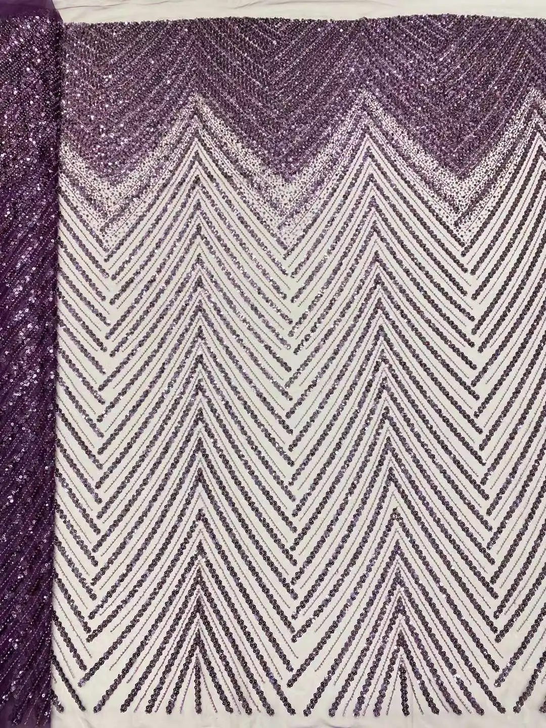 Good Loonging Hot Sale Embroidered Mesh Fabric with Shinny Sequins and Beads French Lace Fabric H-2.41302 for Party Dress
Good Loonging Hot Sale Embroidered Mesh Fabric with Shinny Sequins and Beads French Lace Fabric H-2.41302 for Party Dress