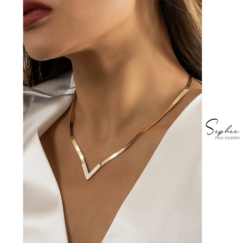 Jewelry Hip Hop Metal Street Patting Snake Bone Neck Chain Cold and Simple Temperament Geometric V-shaped Necklace Female
Jewelry Hip Hop Metal Street Patting Snake Bone Neck Chain Cold and Simple Temperament Geometric V-shaped Necklace Female