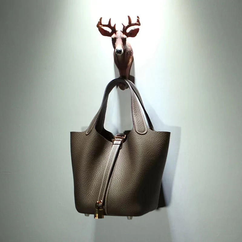 Women's Luxury Designer Bag Calfskin Lock Buckle Vegetable Basket Design Bucket Tote Bag Light And Wear-Resistant Close To Life
Women's Luxury Designer Bag Calfskin Lock Buckle Vegetable Basket Design Bucket Tote Bag Light And Wear-Resistant Close To Life