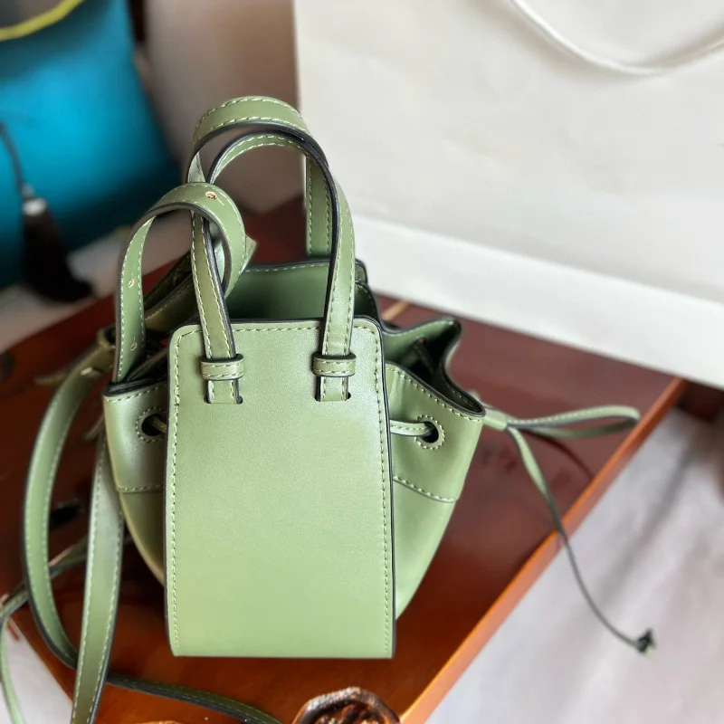 Solid Color High Quality Handbag Messenger Bag Bucket Tote Foldable Large Capacity Drawstring Women Shoulder Bag Designer Luxury
Solid Color High Quality Handbag Messenger Bag Bucket Tote Foldable Large Capacity Drawstring Women Shoulder Bag Designer Luxury