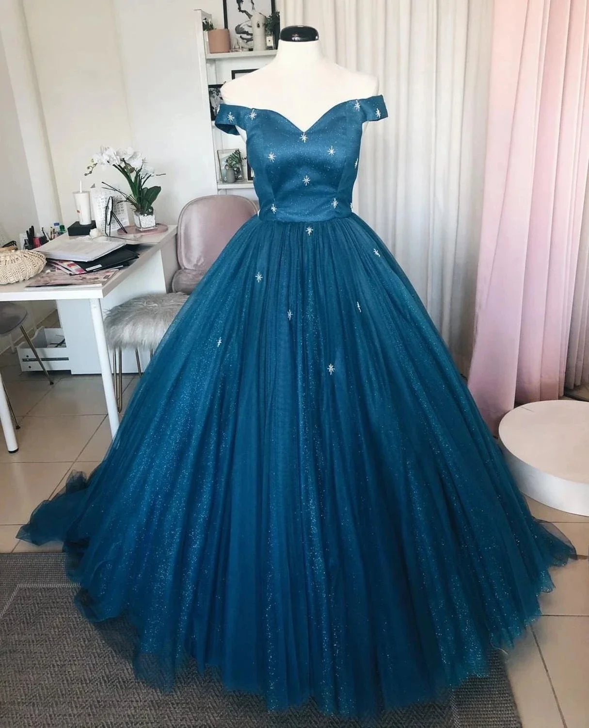 Dark Blue Quinceanera Dresses 2021 Ball Gown Off Shoulder Applique Sweetheart Long Princess Birthday Sweet 15 Party Formal Gowns
Dark Blue Quinceanera Dresses 2021 Ball Gown Off Shoulder Applique Sweetheart Long Princess Birthday Sweet 15 Party Formal Gowns