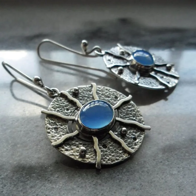2022 New Tribal Round Metal Blue Stone Earrings Mechanical Jewelry Carved Sun Moonstone Hook Dangle Femme Earrings
2022 New Tribal Round Metal Blue Stone Earrings Mechanical Jewelry Carved Sun Moonstone Hook Dangle Femme Earrings