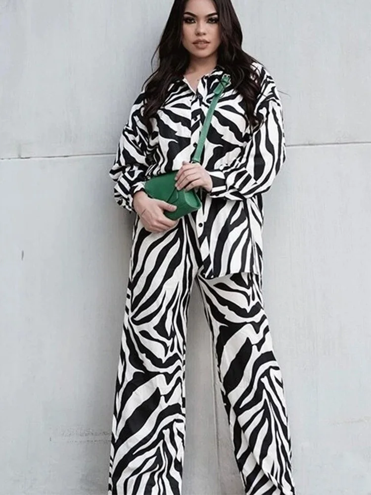 Allover Zebra Print 2 Pieces Pant Sets for Women Drop Shoulder Blouse Fashion Notched Neck Casual Long Sleeve Elastic Waist Suit
Allover Zebra Print 2 Pieces Pant Sets for Women Drop Shoulder Blouse Fashion Notched Neck Casual Long Sleeve Elastic Waist Suit