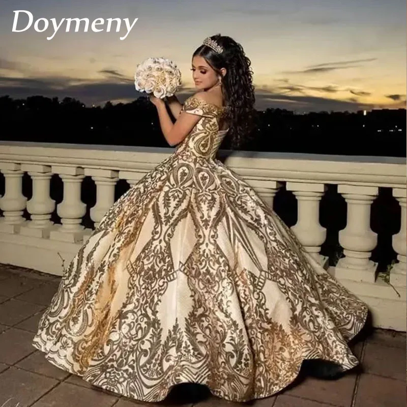 Doymeny женские блестящие золотые платья Quinceanera с блестками принцессы с бисером с открытыми плечами бальное платье платья 15 лет сладкое 16
Doymeny женские блестящие золотые платья Quinceanera с блестками принцессы с бисером с открытыми плечами бальное платье платья 15 лет сладкое 16