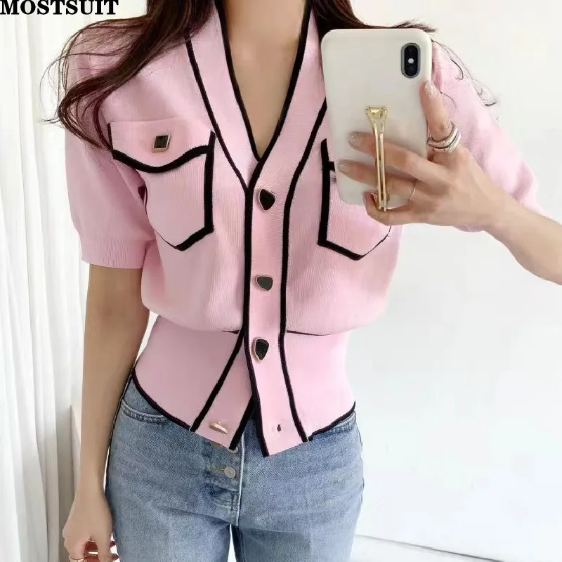 2023 Summer Korean V-neck Knitted Cardigan Sweater For Women Elegant Vintage Fashion Ladies Tops Short Sleeve Stylish Knitwear
2023 Summer Korean V-neck Knitted Cardigan Sweater For Women Elegant Vintage Fashion Ladies Tops Short Sleeve Stylish Knitwear