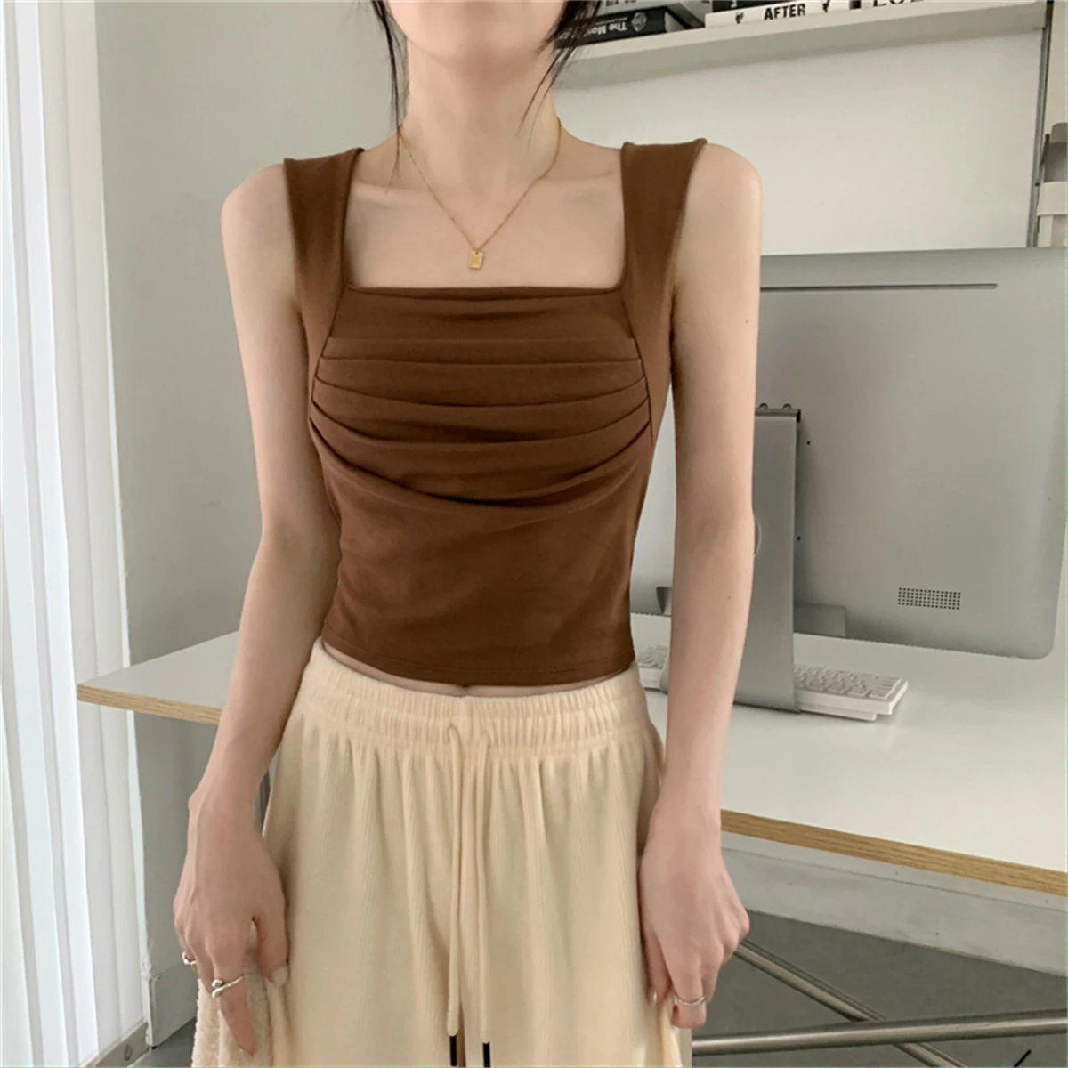 2023 Spring and Summer Women's Commuter Leisure Slim Fit Versatile Korean Square-neck Pleated Tank Top
2023 Spring and Summer Women's Commuter Leisure Slim Fit Versatile Korean Square-neck Pleated Tank Top