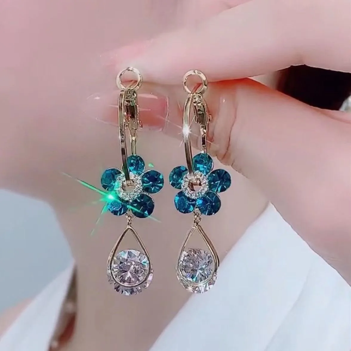 2022 Trend New Blue Crystal Flower Dangle Earrings For Women Girls Shining Zircon Daisy Jewelry Luxury Gothic Accessories Gifts
2022 Trend New Blue Crystal Flower Dangle Earrings For Women Girls Shining Zircon Daisy Jewelry Luxury Gothic Accessories Gifts