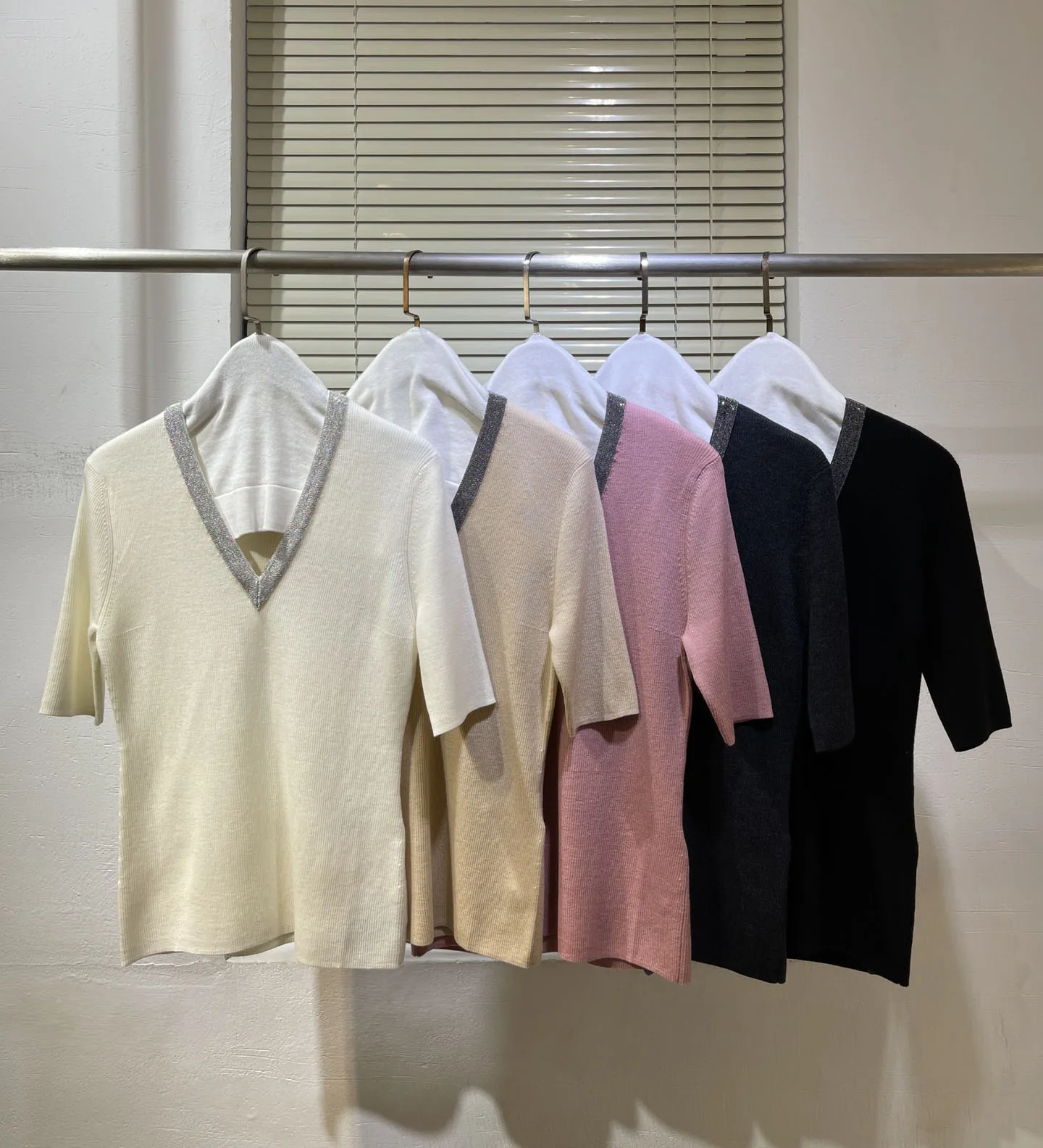 Merino wool beading chain v-neck short sleeve tops women knitted slim sweater jumpers 2023 spring summer
Merino wool beading chain v-neck short sleeve tops women knitted slim sweater jumpers 2023 spring summer