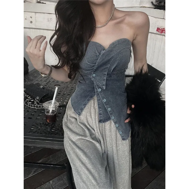 Топ женский джинсовый на пуговицах, с открытой спиной, без бретелек
Топ женский джинсовый на пуговицах, с открытой спиной, без бретелек