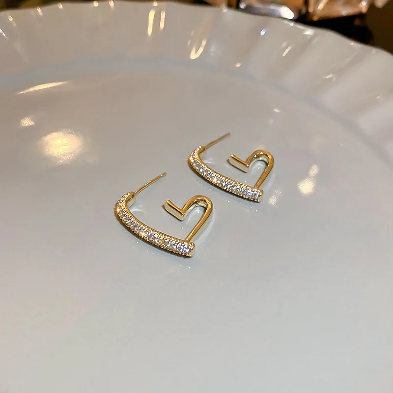 Minimalist Hollow Out Heart Shape Hoop Earrings for Women Lady Gold Color Copper Love Opening Statement Earring Casual Jewelry
Minimalist Hollow Out Heart Shape Hoop Earrings for Women Lady Gold Color Copper Love Opening Statement Earring Casual Jewelry