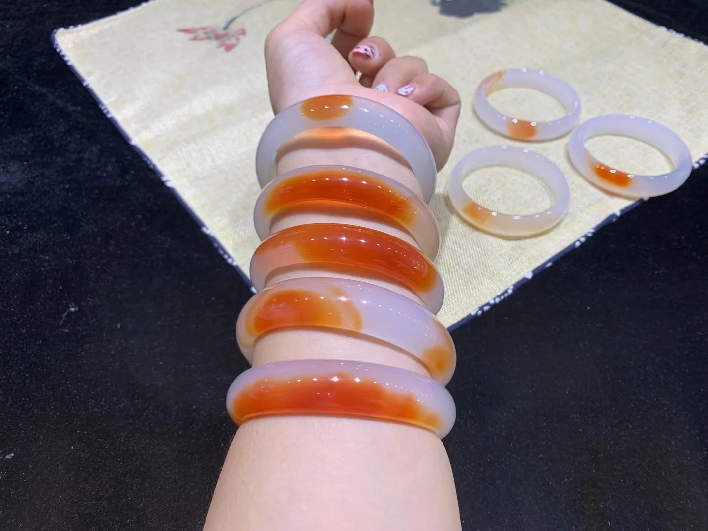 Original ecology Natural rare Chalcedony Bangle Grade A Women's Jadeite Bracelet Exquisite Agate Bangle Classic Fashion Perfect
Original ecology Natural rare Chalcedony Bangle Grade A Women's Jadeite Bracelet Exquisite Agate Bangle Classic Fashion Perfect