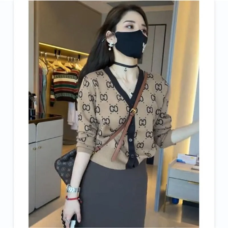Women‘s Knitted Cardigan Retro Contrast Color V-neck Letter Luxury Design Autumn Winter Clothes 2022 New
Women‘s Knitted Cardigan Retro Contrast Color V-neck Letter Luxury Design Autumn Winter Clothes 2022 New
