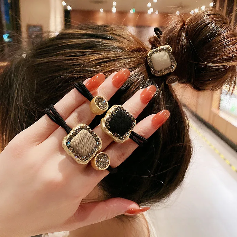 Women's Hair Scrunchie Silicone Rubber Bands Shining Jewelry Decoration For Hair Square Rhinestone Hair Elastics Girls' Hair Tie
Women's Hair Scrunchie Silicone Rubber Bands Shining Jewelry Decoration For Hair Square Rhinestone Hair Elastics Girls' Hair Tie