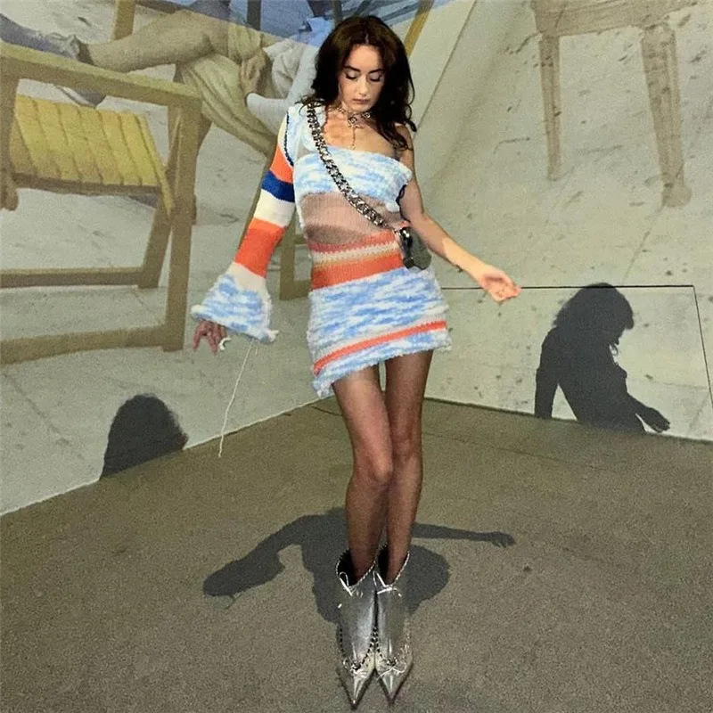 Sexy Contrast Knitted Single Sleeve Short Dress 2023 Autumn Low Neck High Waist Wrapped Hip Vestidos Party Club Streetwear
Sexy Contrast Knitted Single Sleeve Short Dress 2023 Autumn Low Neck High Waist Wrapped Hip Vestidos Party Club Streetwear