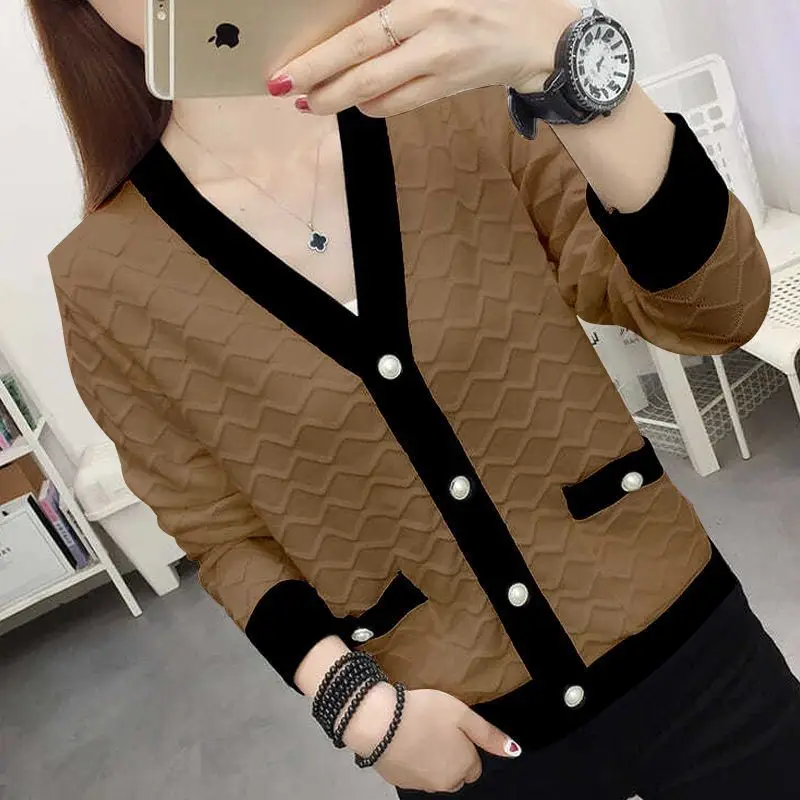Sweater V-neck cardigan sweater outerwear for women autumn wear 2023 casual v neck niche knit sweater cardigan top for women
Sweater V-neck cardigan sweater outerwear for women autumn wear 2023 casual v neck niche knit sweater cardigan top for women