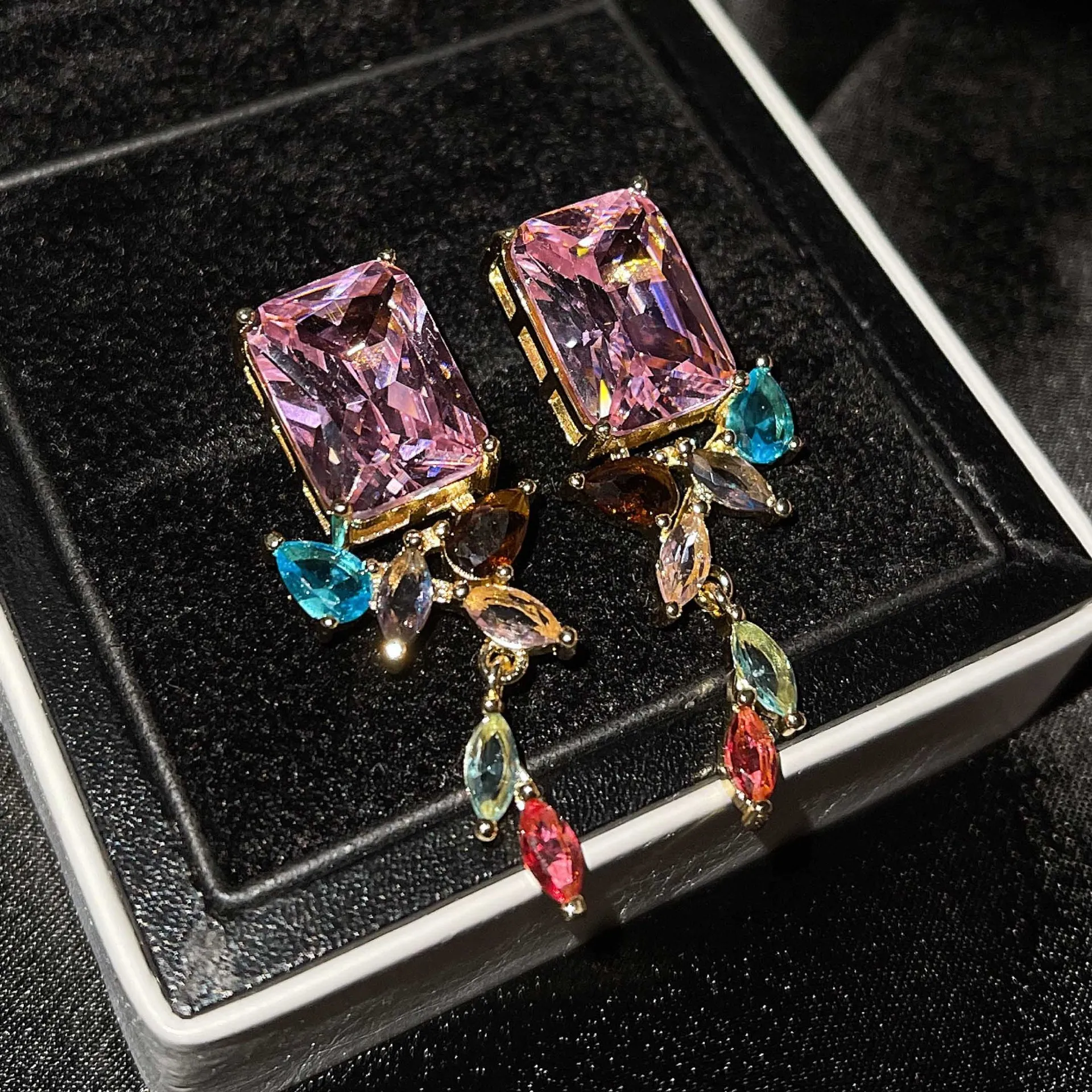 New Design Fashion Jewelry Luxury Zircon Square Earrings Elegant Women Shiny Sweet Statement Earring Party Jewelry Gifts
New Design Fashion Jewelry Luxury Zircon Square Earrings Elegant Women Shiny Sweet Statement Earring Party Jewelry Gifts