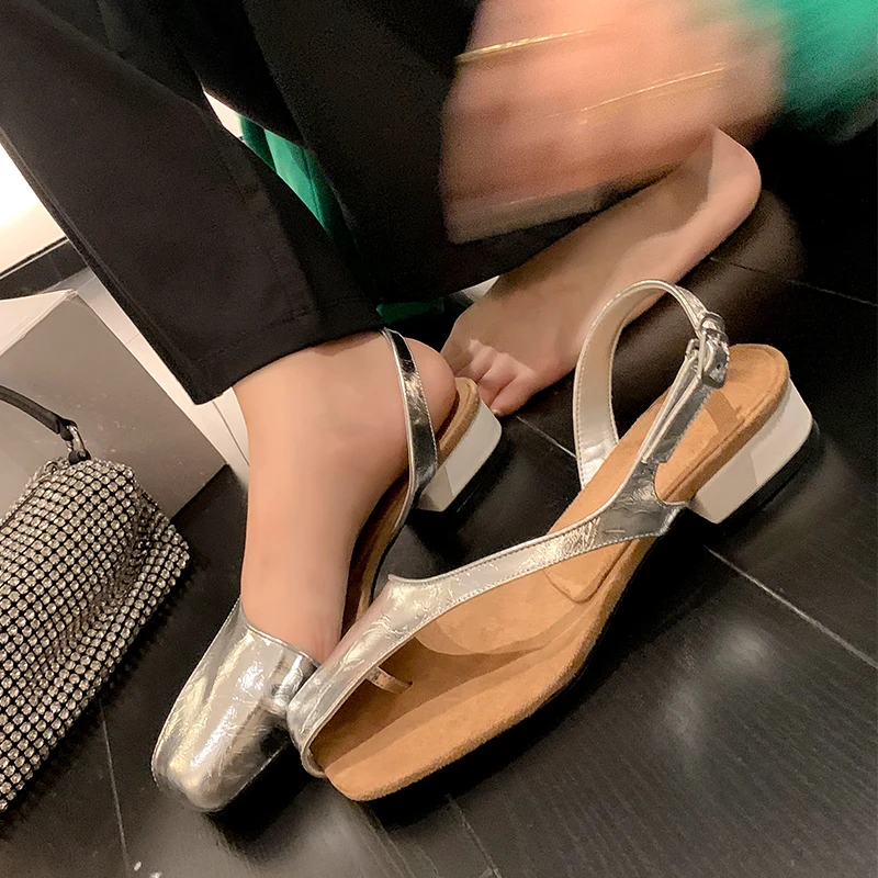 Женские повседневные пляжные сандалии, шлепанцы из воловьей кожи, с квадратным носком, на среднем массивном каблуке, с ремешком сзади, сереб...
Женские повседневные пляжные сандалии, шлепанцы из воловьей кожи, с квадратным носком, на среднем массивном каблуке, с ремешком сзади, сереб...