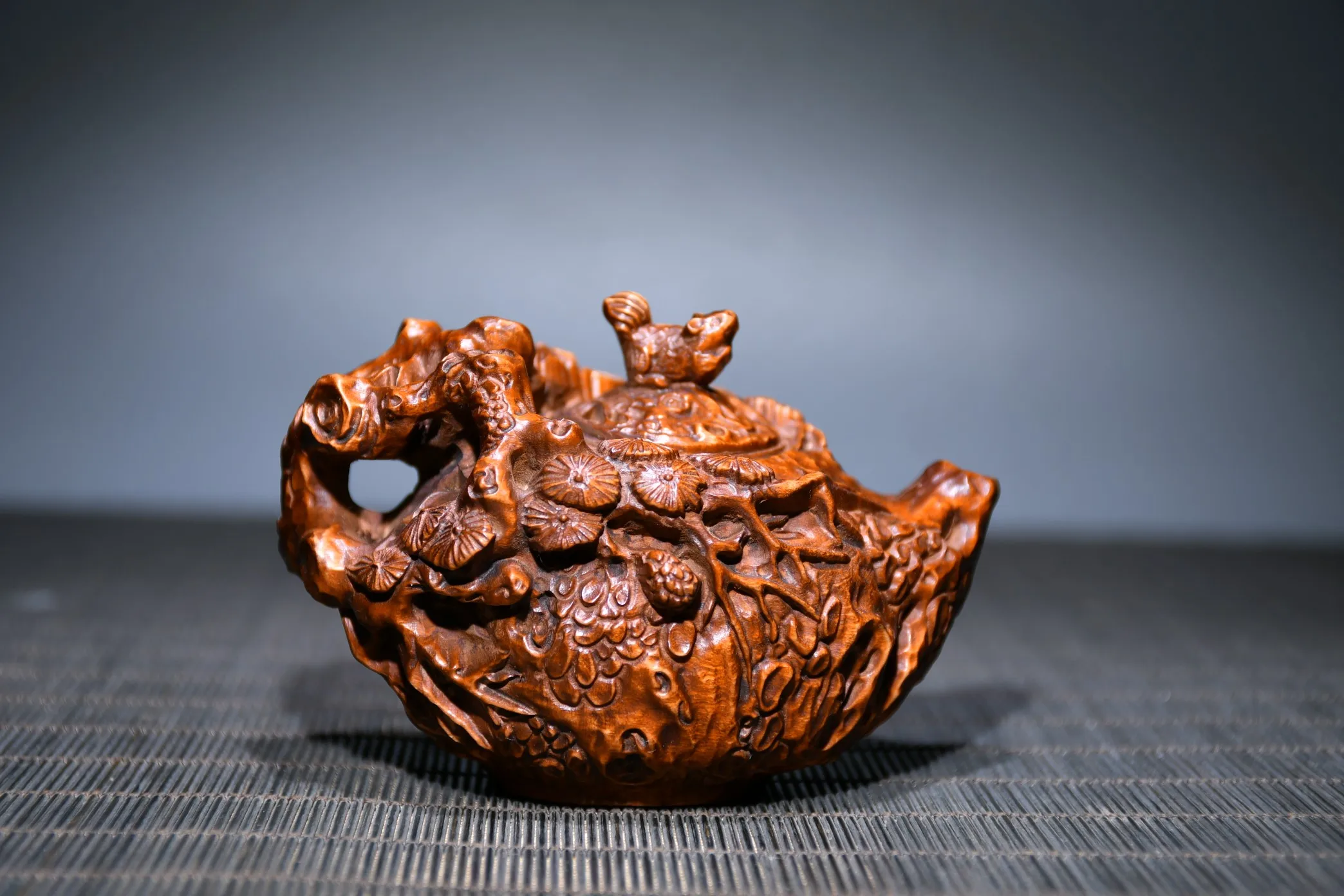 4"Chinese Folk Collection Boxwood pine pine needles squirrel statue handle pot kettle teapot ornamental pot Gather fortune
4"Chinese Folk Collection Boxwood pine pine needles squirrel statue handle pot kettle teapot ornamental pot Gather fortune